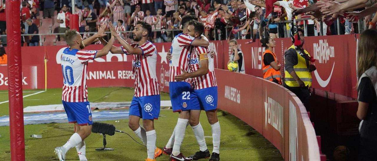 Stuani és felicitat després de fer el segon gol contra el Mirandés