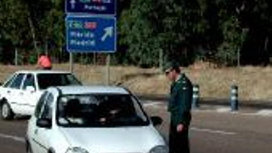 La Guardia Civil aprehende 300.000  cuando intentaban evadirlos a Portugal