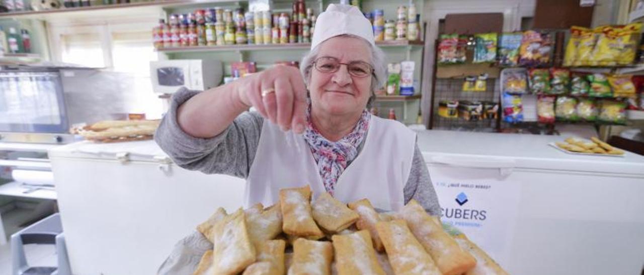 Angélica Suárez, echando azúcar a bollinas en Riberas.
