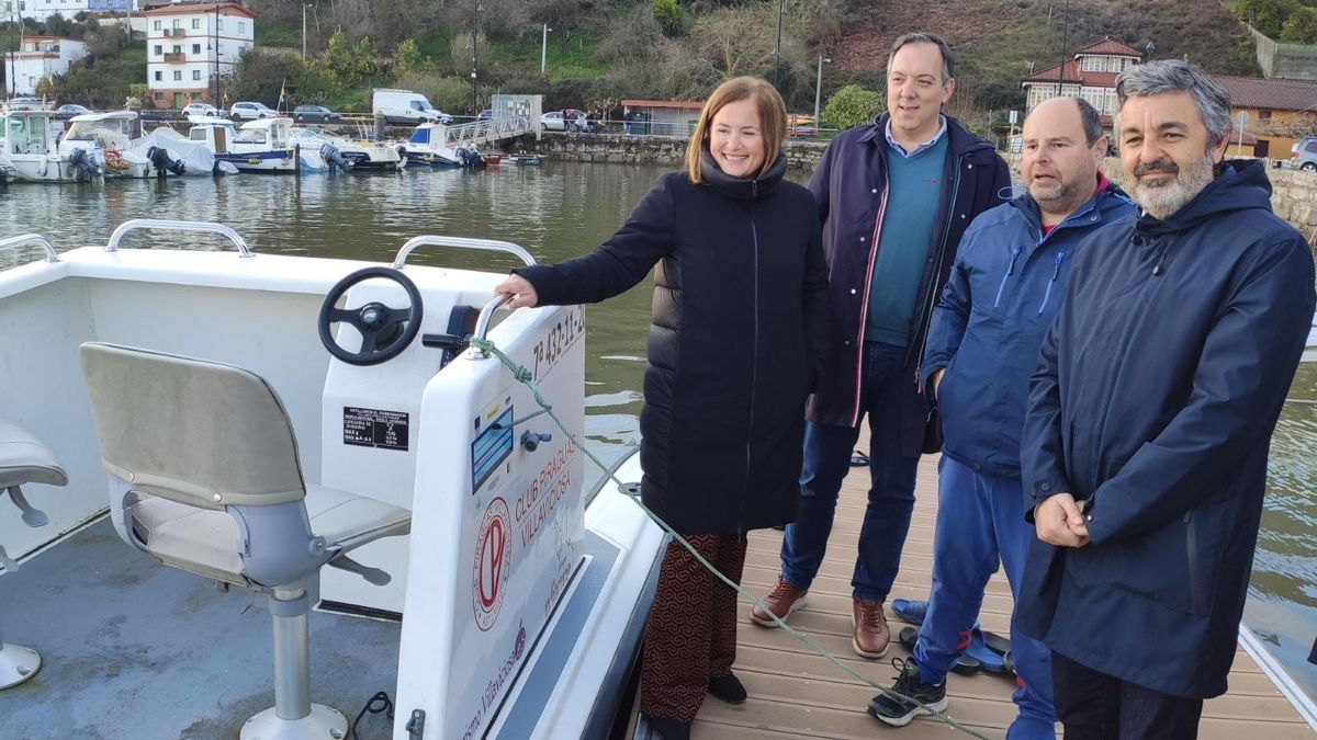 Begoña López, Alejandro Vega, Juan Carlos Martínez y Alejandro Vega junto al catamarán