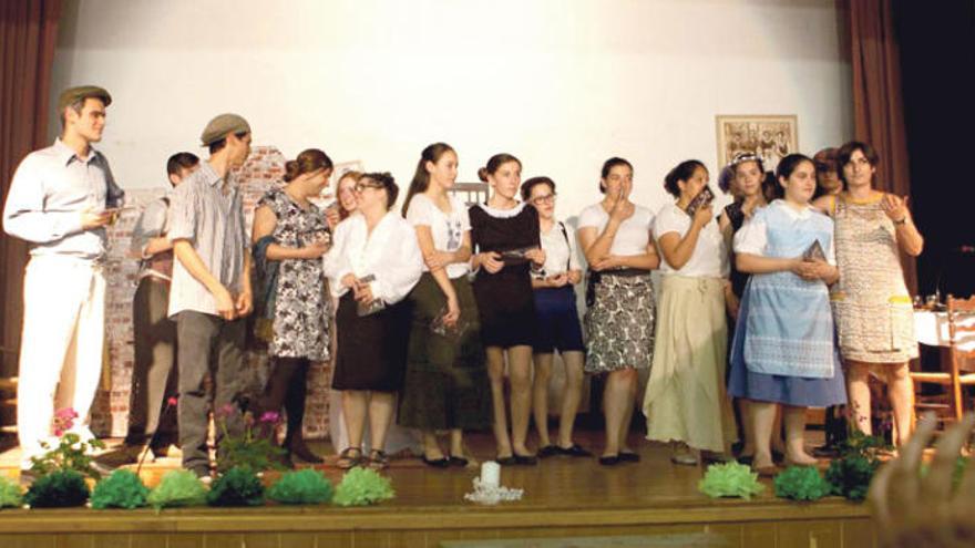 Los estudiantes que pusieron en escena la obra en el IES La Torreta.