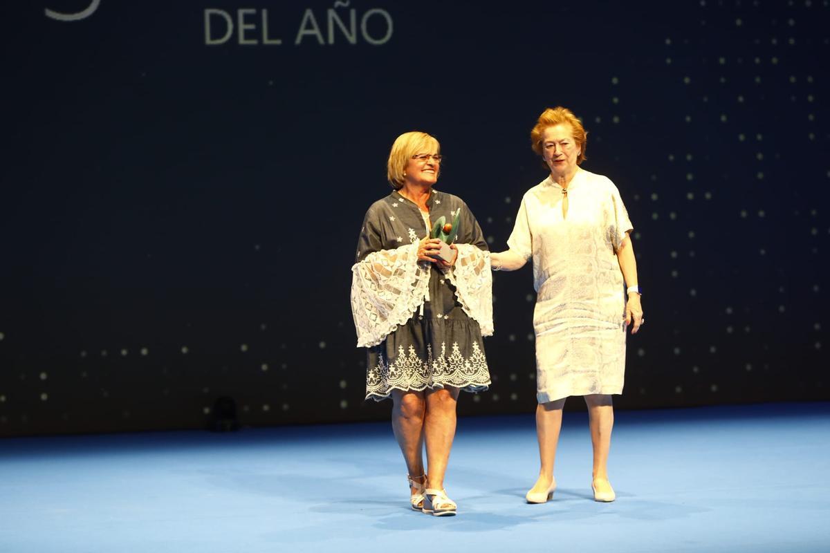 La vicepresidenta de Prensa  Ibérica, Arantza Sarasola, entregó el premio a su vicepresidenta Montserrat Sanz