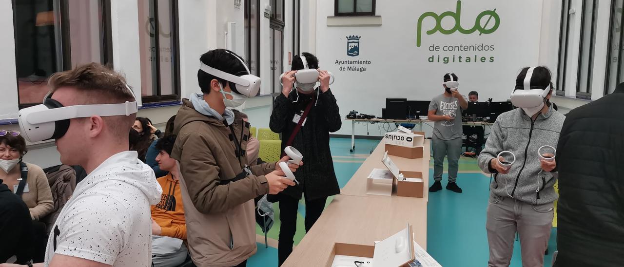 Los alumnos durante uno de los talleres de realidad virtual que se han realizado en el Polo Digital.