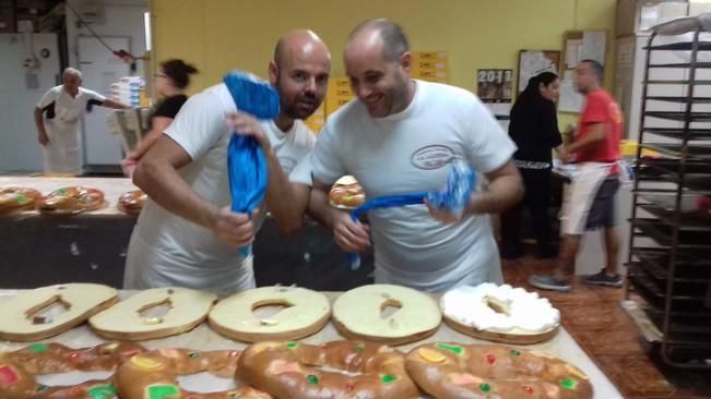 Elaboración de roscones de Reyes en la dulcería La Madera