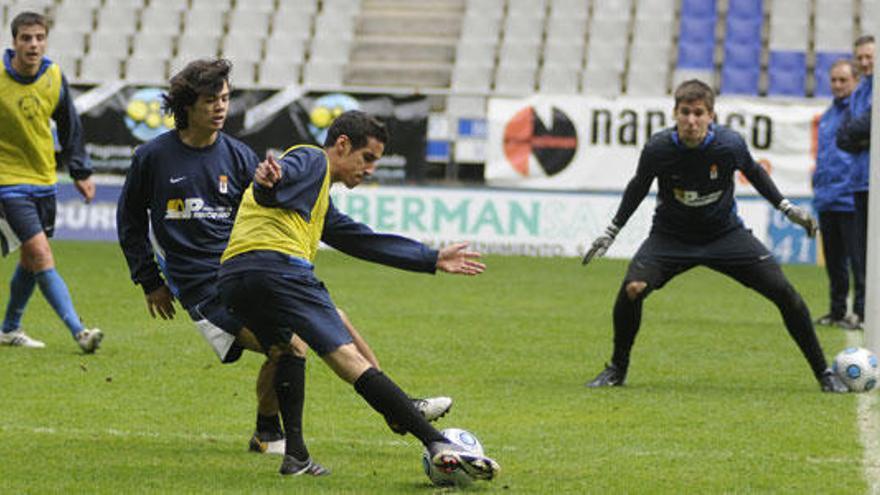 Varios jugadores del Real Oviedo en un entrenamiento.