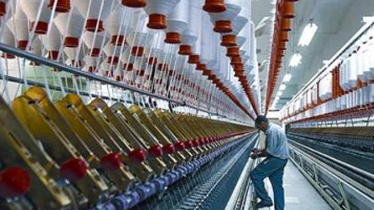 Interior de una fábrica catalana de hilaturas.