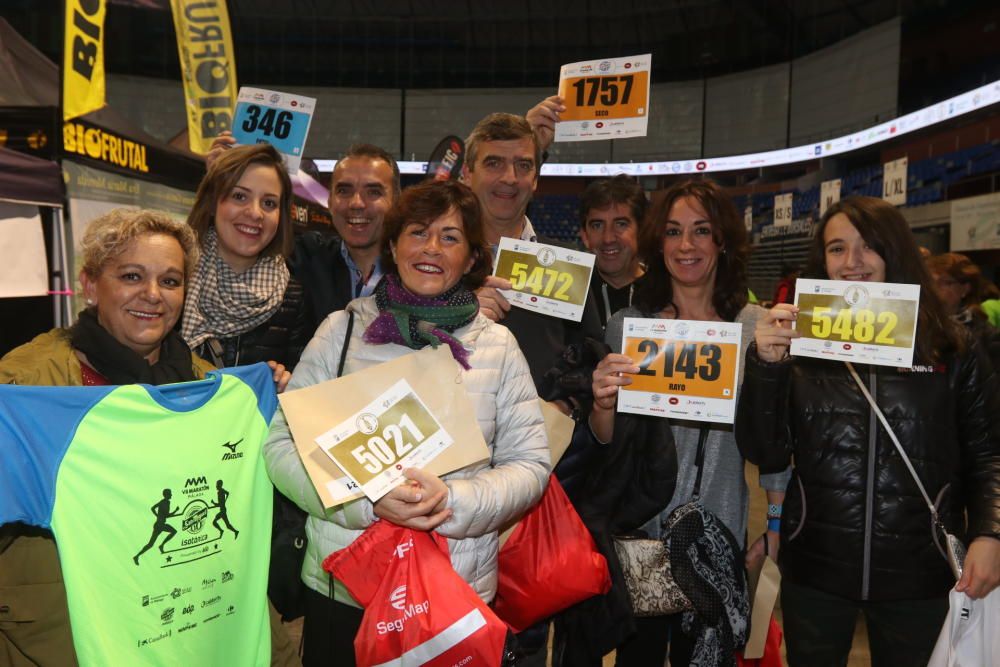 Los participantes de la Maratón recogen sus dorsales para la carrera del domingo