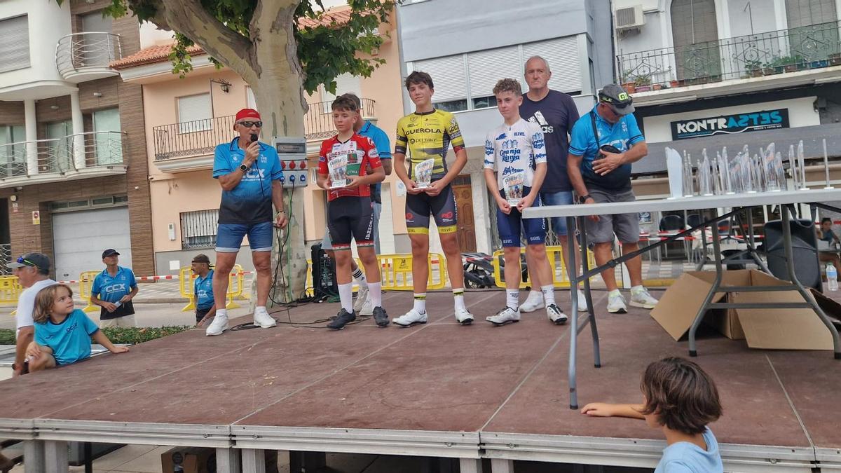 Jaume Beneyto,de la Escola de Ciclisme d'Ontinyent, en el primer puesto del podio en la Carrera de Xeraco.