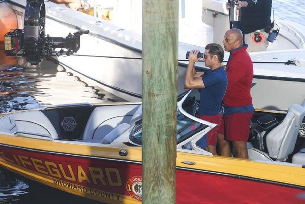 Zac Efron y Dwayne 'The Rock' Johnson en lancha de 'Los vigilantes de la playa'