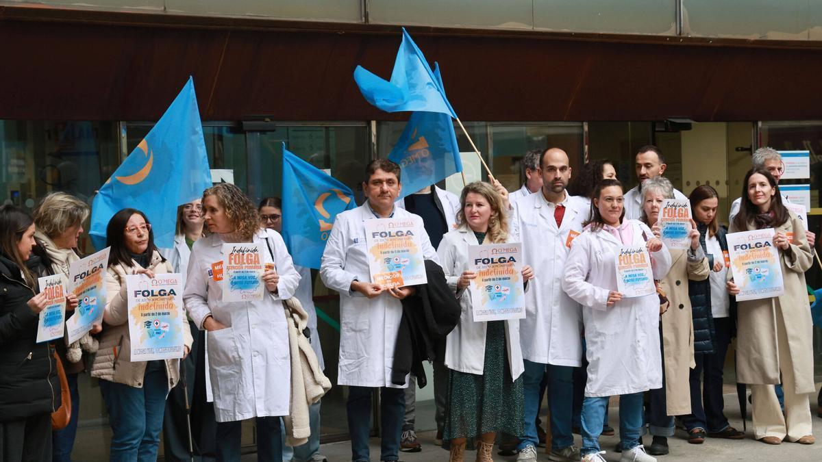 Protesta de médicos del centro de salud de Rosalía de Castro-Beiramar.