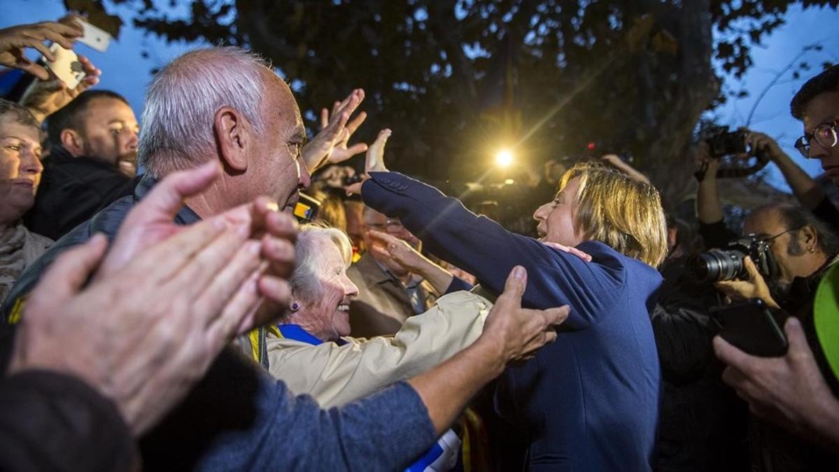 La presidenta del Parlament, Carme Forcadell, aclamada por las personas que se han concentrado este jueves por la tarde delante del Parlament para mostrarle su apoyo.