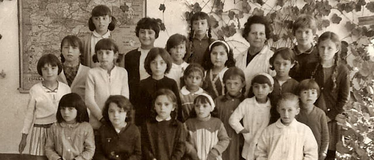 Los alumnos del centro escolar de A Chanca con su profesor Don Francisco, en una foto de familia típica durante los     años cuarenta del pasado siglo. |   // FDV