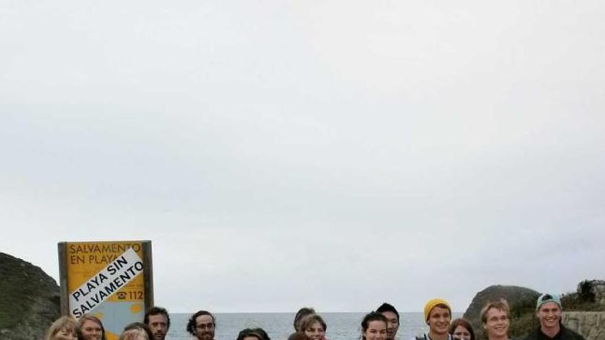 Los americanos, junto a otros voluntarios, ayer, en la playa de Troenzo.