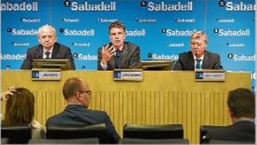 El conseller delegat del Banc Sabadell, Jaume Guardiola, al centre.