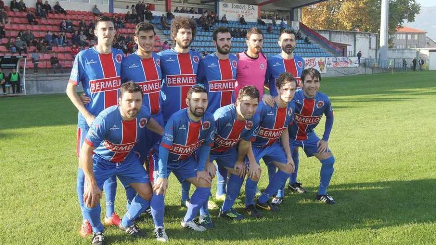La última formación de la Unión Deportiva Ourense en el campo de O Couto. // Iñaki Osorio
