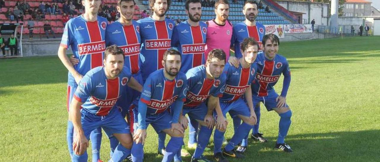 La última formación de la Unión Deportiva Ourense en el campo de O Couto. // Iñaki Osorio