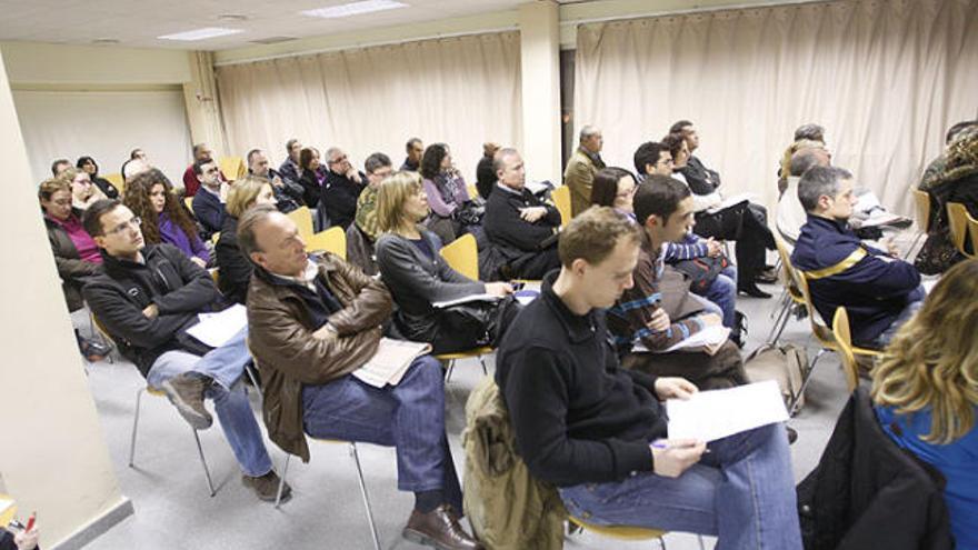 Desenes d&#039;hipotecats afectats per la clàusla sòl van participar en l&#039;assemblea celebrada ahir a Girona.