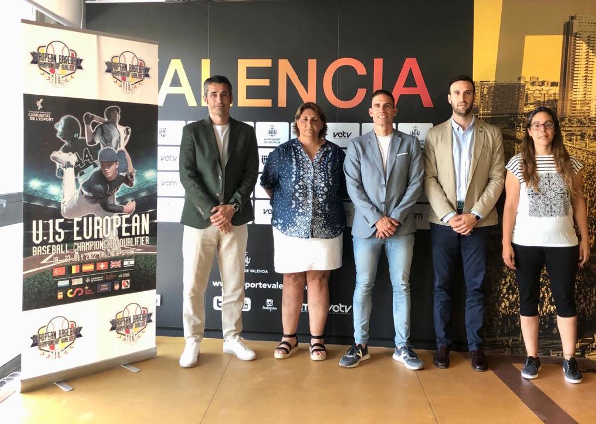 Organizadores y autoridades, durante la presentación.