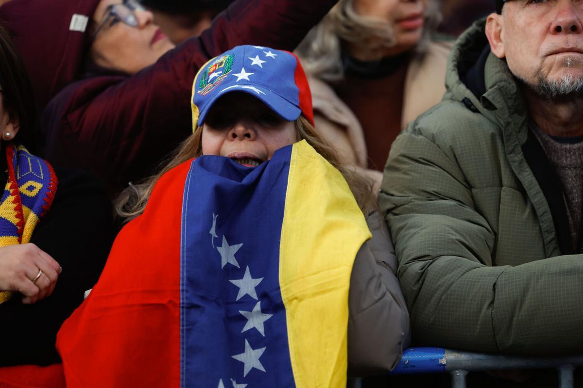 MADRID, 09/01/2025.- Decenas de personas participan en una manifestación convocada en Madrid para apoyar al candidato opositor Edmundo González como presidente electo de Venezuela, este jueves, en vísperas de la toma de posesión presidencial en Caracas. EFE/ Juanjo Martin