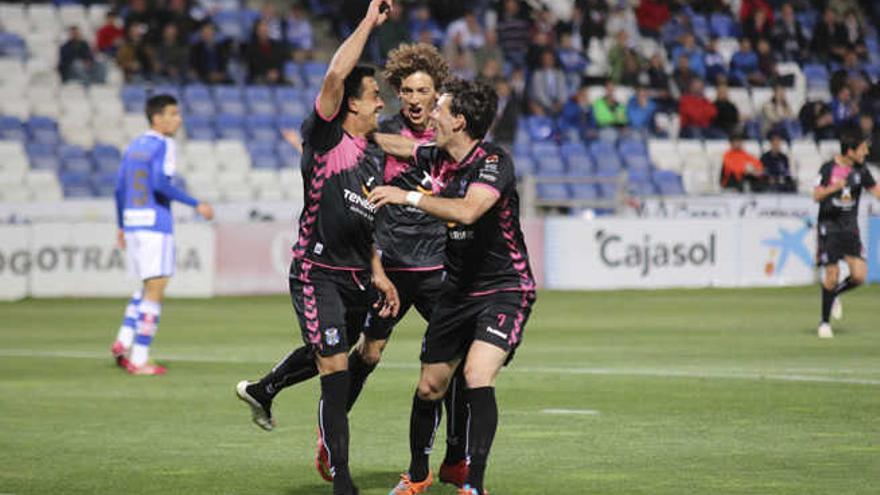 Ifrán celebra con sus compañeros el gol en el Colombino.