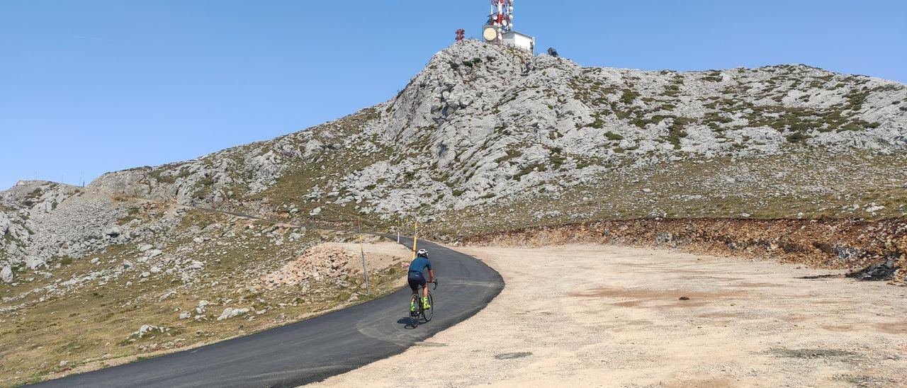 Un ciclista en la subida al Gamoniteiru.