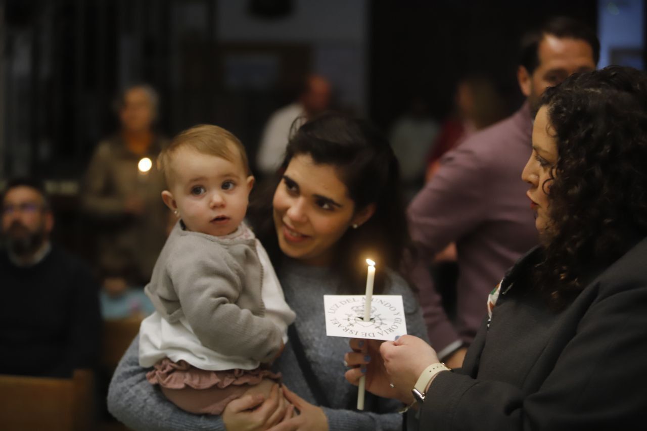 Los niños pasan bajo el manto de la Virgen de los Dolores de Córdoba