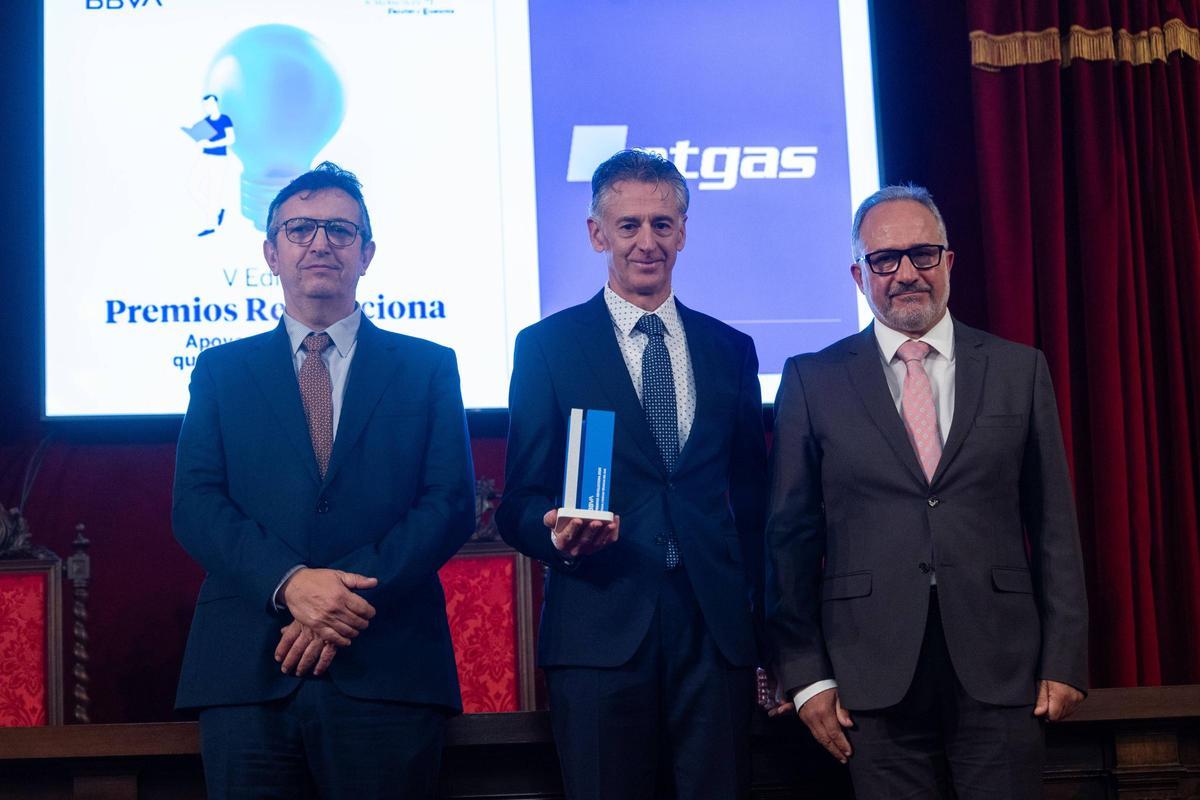 El presidente de la CEV, Vicente Lafuente, junto a David Pardo y Héctor Pardo, director general y director financiero de NTGAS.