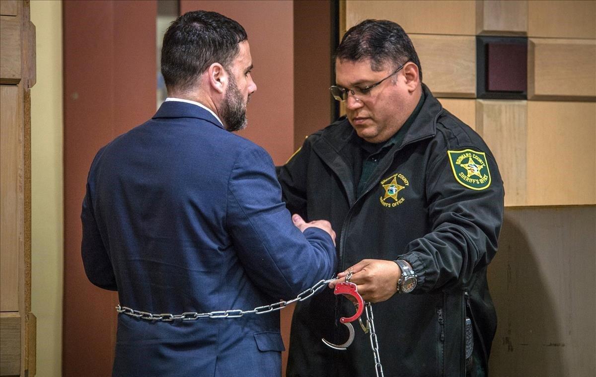 Un agente de la Oficina del Alguacil del Condado de Broward coloca las esposas al hispano-estadounidense Pablo Ibar, durante su juicio en el tribunal estatal de Florida, en Fort Lauderdale, Florida (EE.UU.). El cuarto juicio contra el hispano-estadounidense Pablo Ibar por un triple asesinato cometido en Miramar (Florida) en 1994 entra en su fase de deliberaciones, en la que un jurado deberá decidir si lo declara culpable o no culpable.