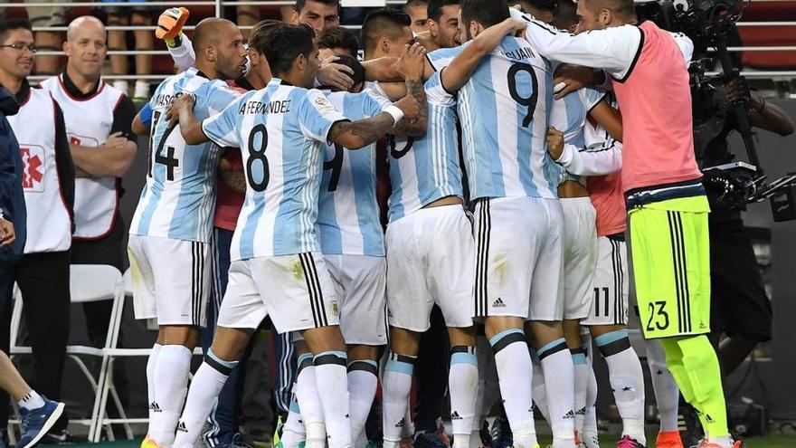 Argentina derrota a Chile 2-1 sin Messi