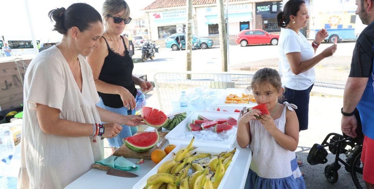 Voluntarios del Gran Premio do Albariño de ciclismo conservan la fruta en cajas con hielo. | |