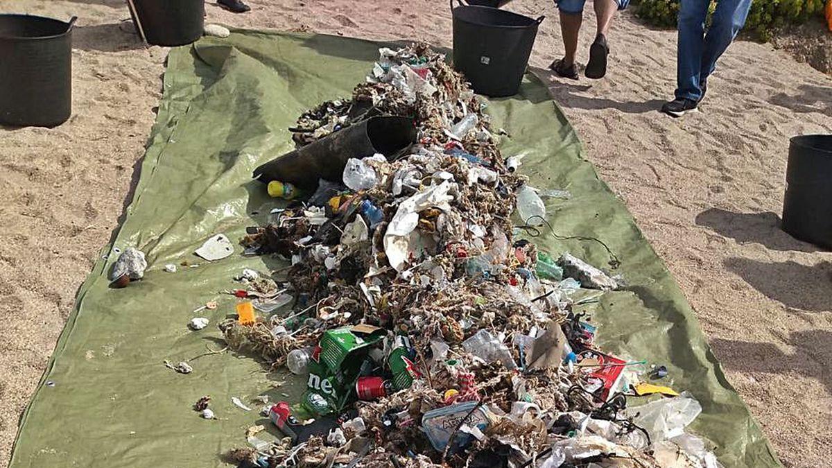 Residuos retirados, ayer, de la playa de Bens.