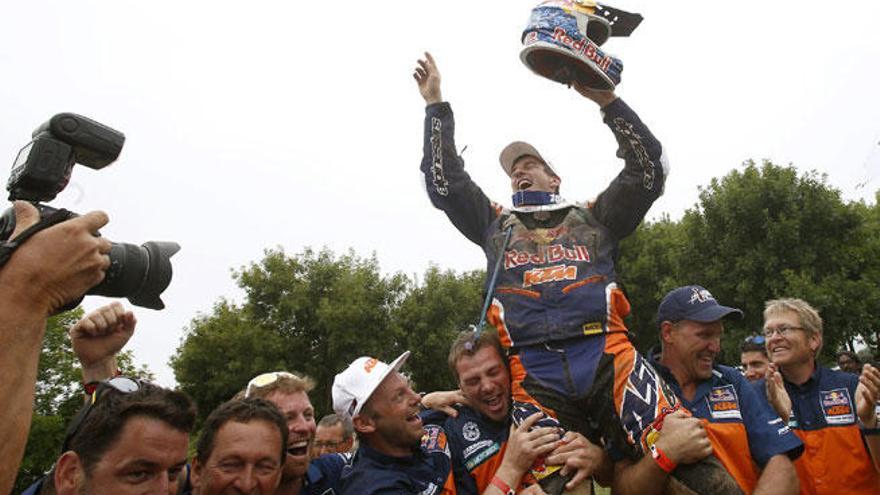 Marc Coma celebra su victoria con su equipo.