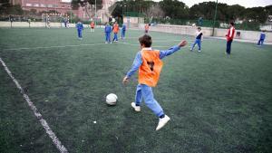 NIÑOS JUEGAN AL FUTBOL EXTRAESCOLAR ESTA TARDE EN ELS SAGRATS CORS DE SARRIA.