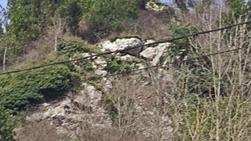 La roca que amenaza la localidad de Piedracea.