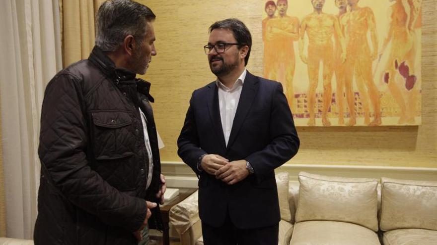 El presidente de la gestora del PSOE, José Miguel Rodríguez Fraga, se reúne con Asier Antona (PP)