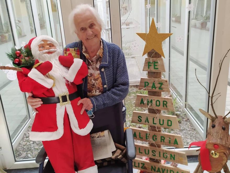 Luisa Azurmendi, una de las abuelas residentes, sonriente ante un Papá Noel.