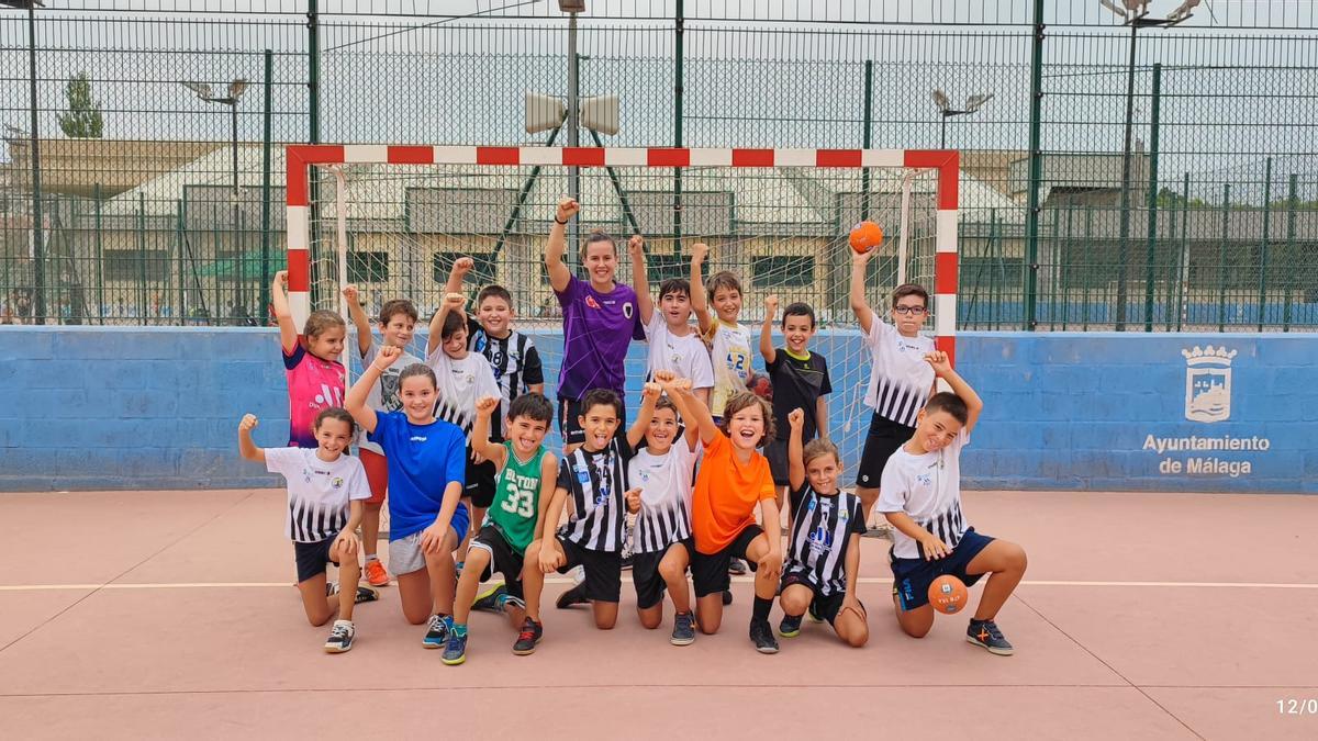 Arderius, con niños y niñas de la escuela Málaga Norte.