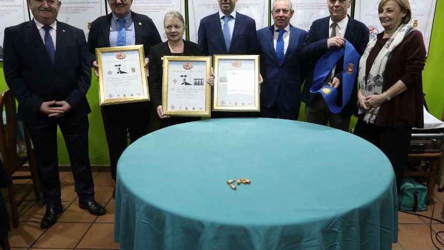 Por la izquierda, José Manuel Balseiro, Laureano Víctor García, Ana María Fernández, Alfonso Villares, Justo García, el capitán de la Guardia Civil Mariano Revuelta y la alcaldesa, Mariví Monteserín.