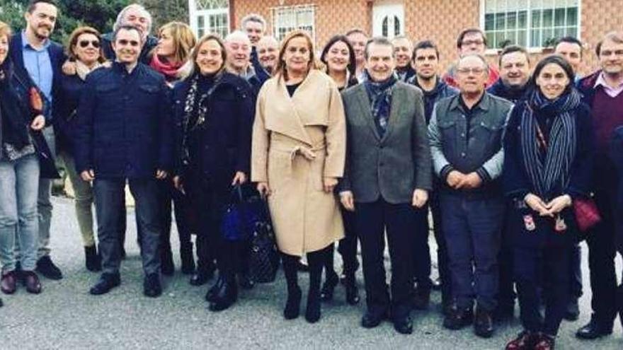 Silva y Caballero, junto al alcalde de Fornelos y resto de asistentes.