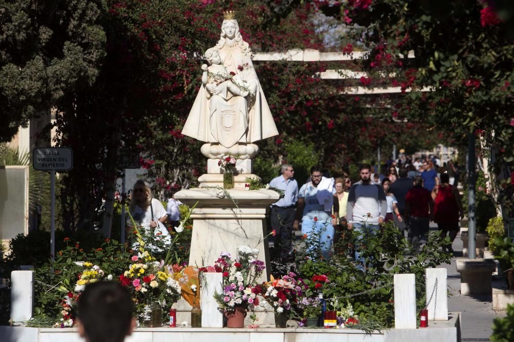 El cementerio de Alicante recibe miles de visitas en el día de los Santos