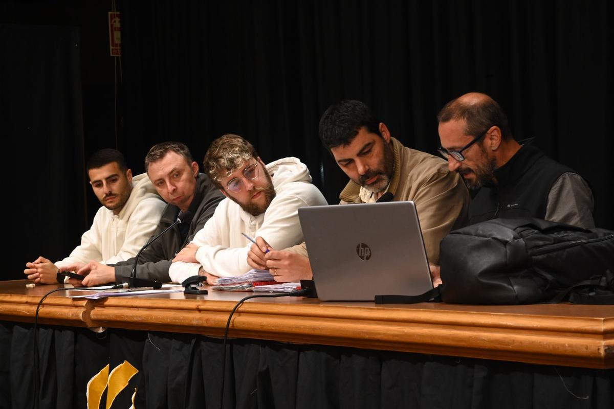 La junta directiva de la Comissió de Penyes, encabezada por Pau Franco, explicó los cambios en l as fiestas de Sant Pasqual de este 2026