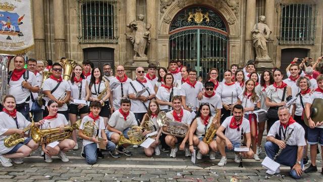 Los integrantes de la agrupación se desplazaron hasta Pamplona para participar  en el pasacalles de las Fiestas de San Fermín. | SERVICIO ESPECIAL