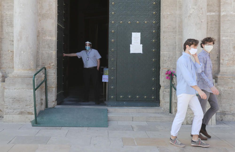 Puertas abiertas en la basílica el día de la festividad de la Virgen de los Desamparados.