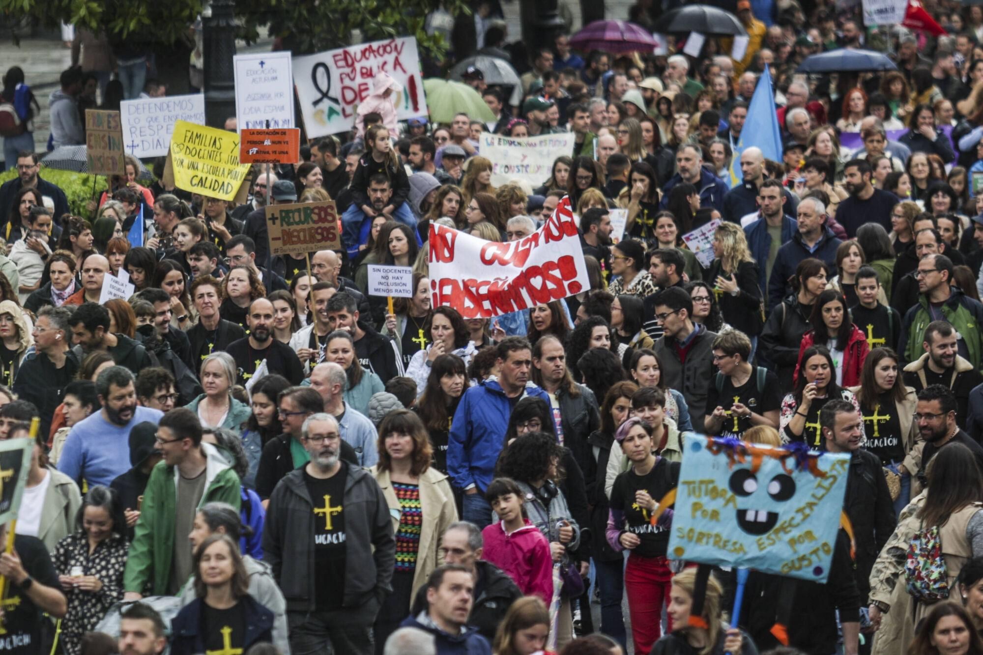 EN IMÁGENES: Así fue la gran manifestación de profesores por la enseñanza pública asturiana