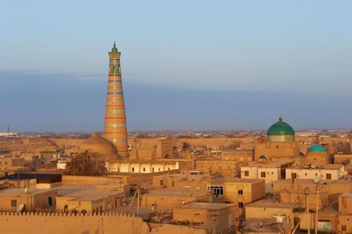 Minarete y mezquita Islam Khodja en Khiva.