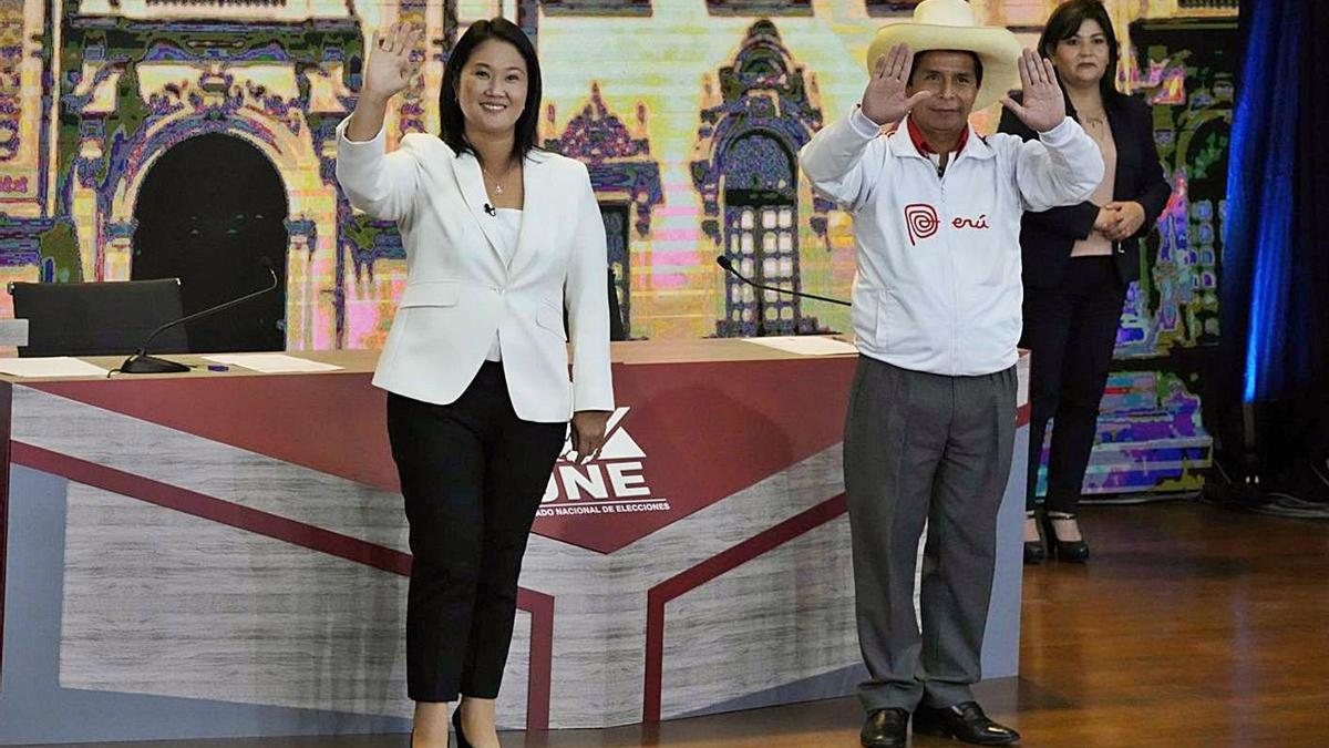 Keiko Fujimori i Pedro Castillo, abans d’un debat durant la campanya electoral. | EFE