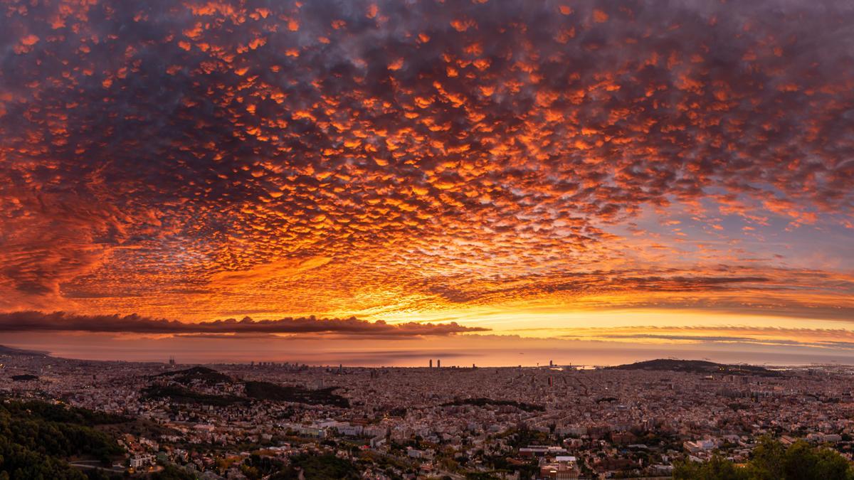 El cielo de Barcelona, al amanecer, el 18 de noviembre del 2022