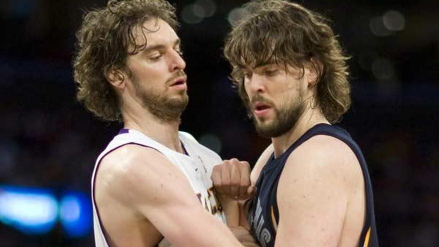 Pau Gasol marca a Marc Gasol