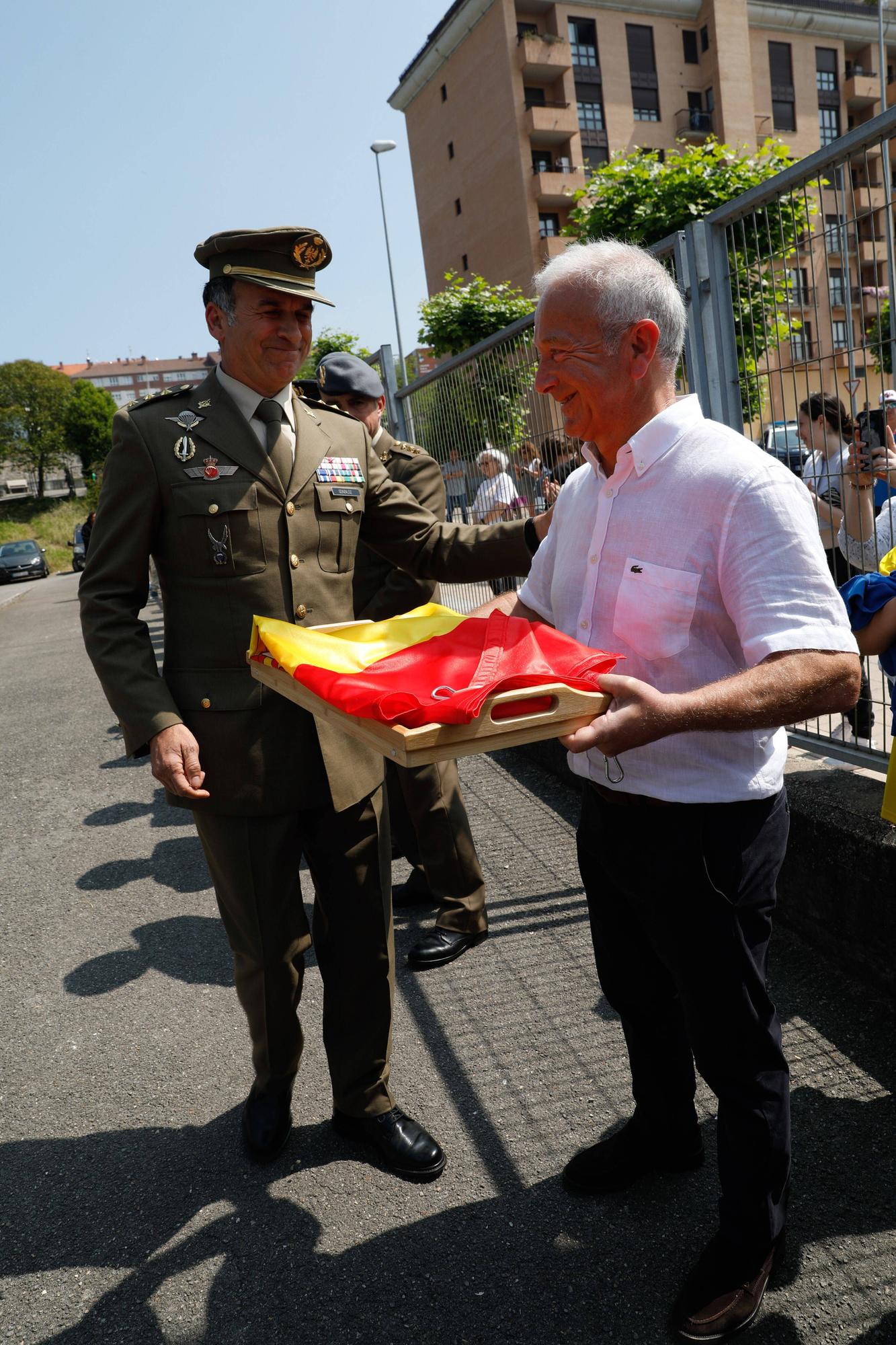 EN IMAGENES: Así fue el izado de bandera en el IES Número 5 de Avilés