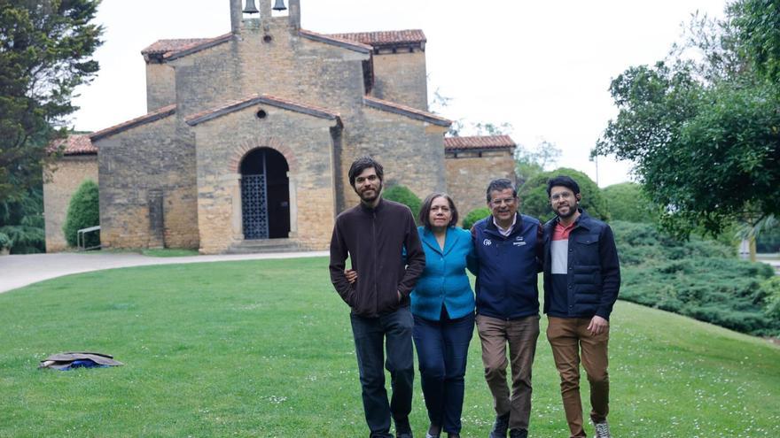 Por la izquierda, Luis Ignacio Chacón, Marta Bruno, Luis Chacón y Simón Alberto Chacón, ayer, junto a la iglesia de Santullano, en Oviedo. | Miki López